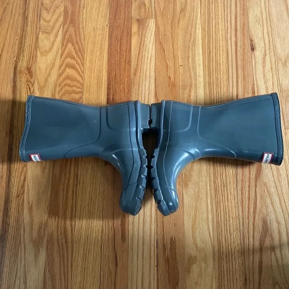 HUNTER boots grey with buckle sz 5 hood pre owned condition
